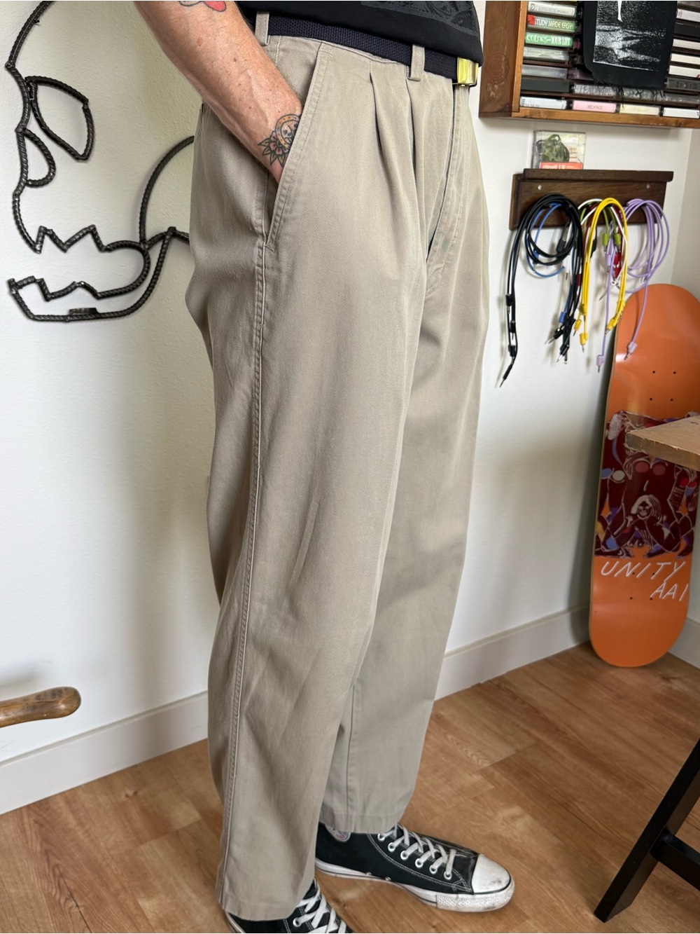 Northwest Territory Khaki Beige Pleated Men’s Pants - Picture 2 of 8